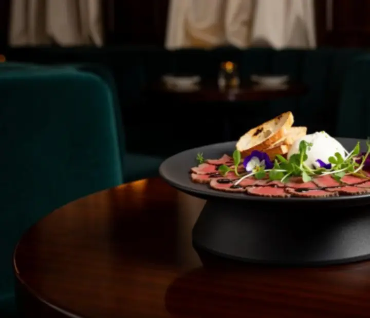 Gourmet fogás és kifinomult koktél párosítása egy sötét jade asztalon